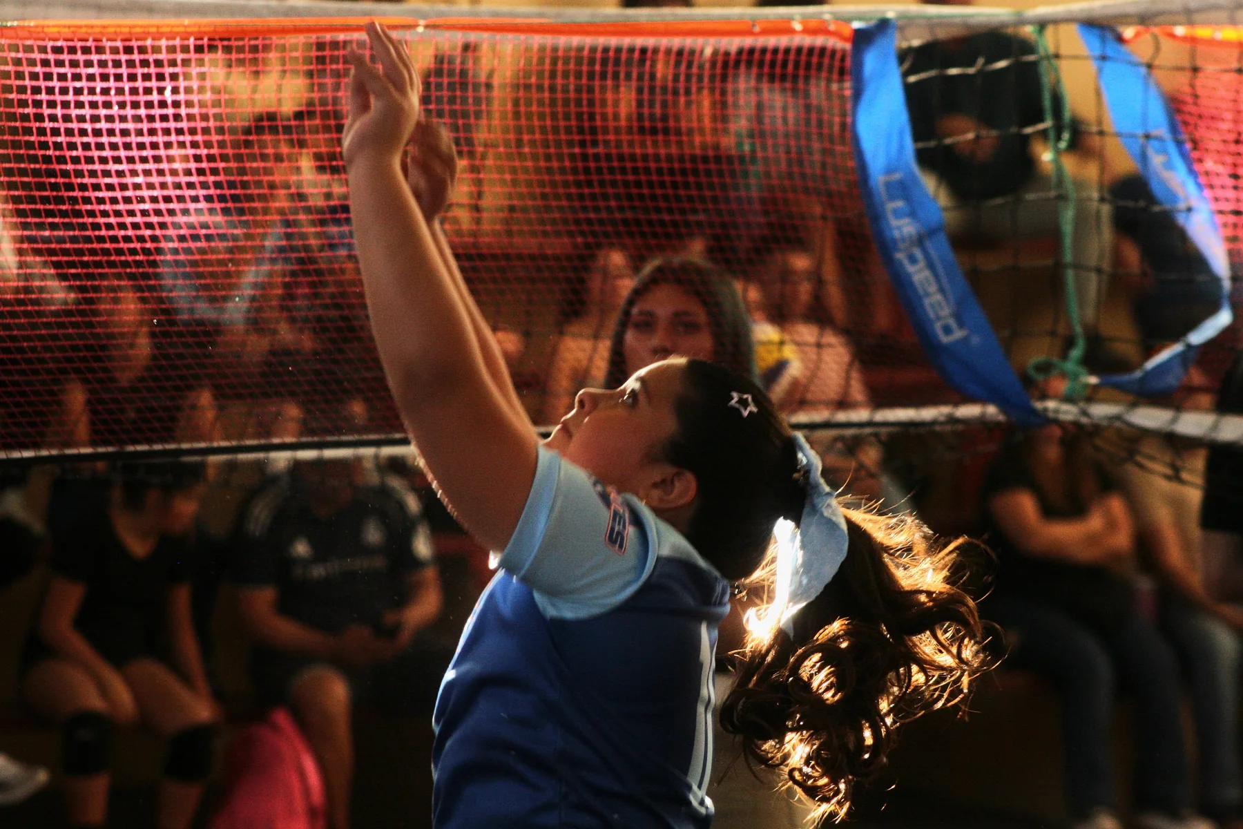 Jugadora Gigantes Vóley en acción ofensiva