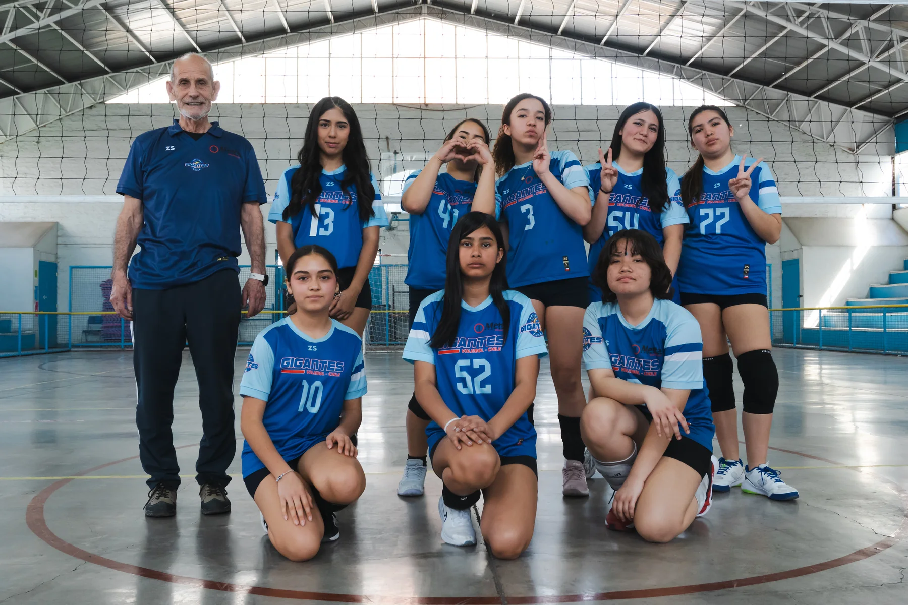 Equipo Gigantes Vóley junto a su entrenador