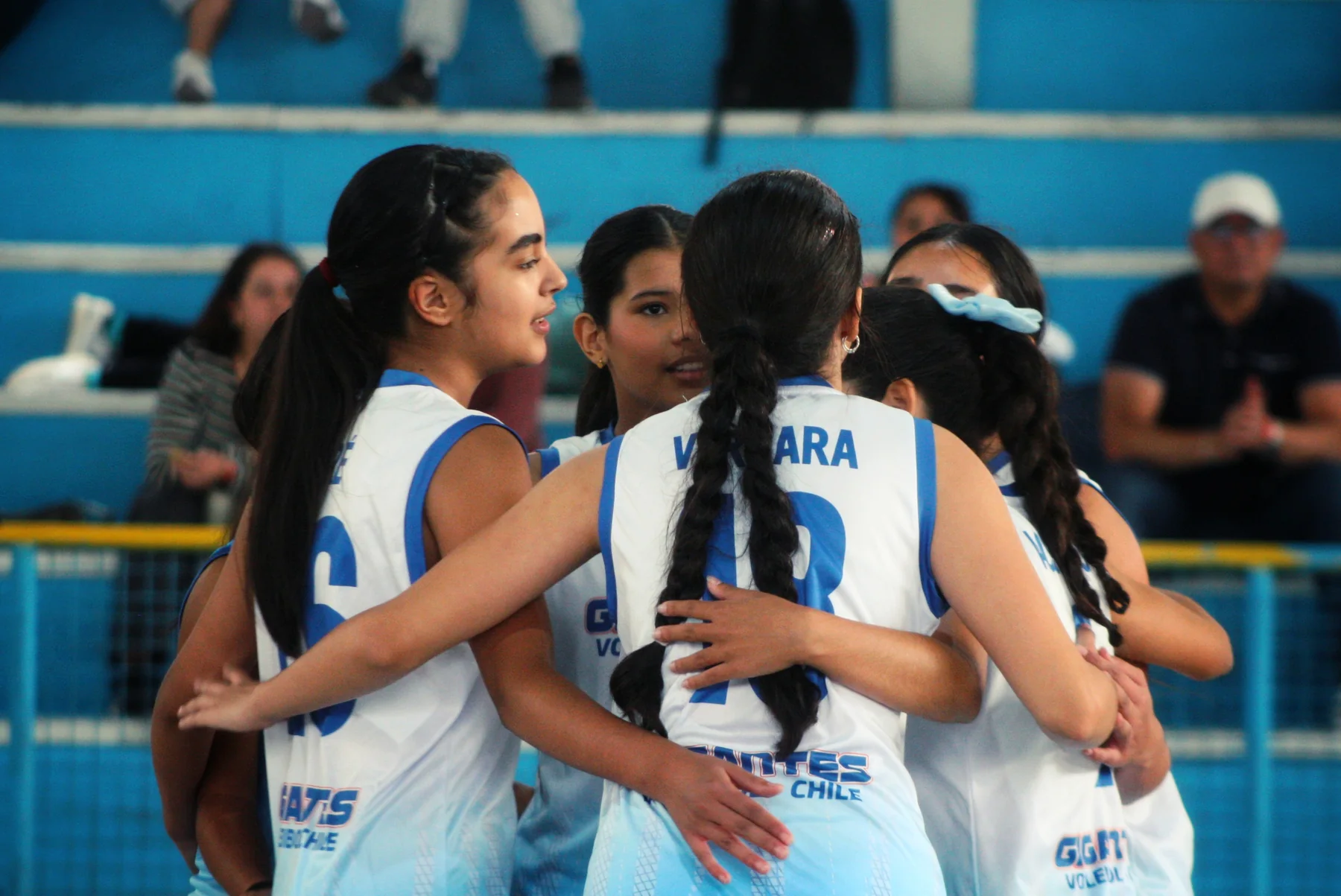 Jugadoras Gigantes Vóley en abrazo de equipo