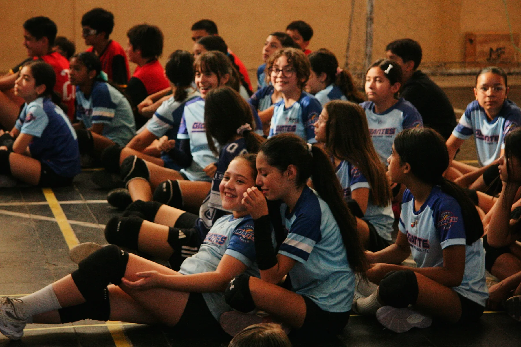 Jugadoras Gigantes Vóley compartiendo durante la competencia