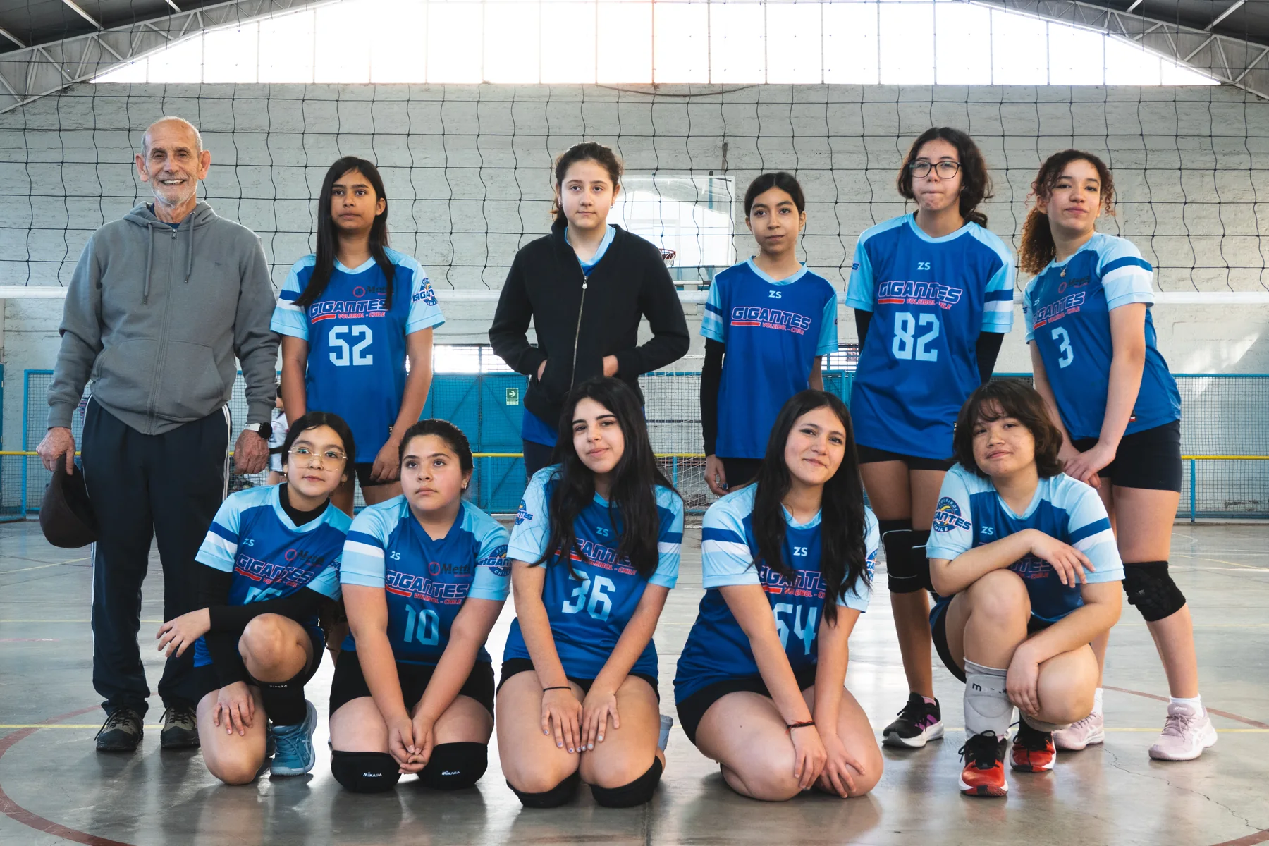Plantel Gigantes Vóley en fotografía de equipo